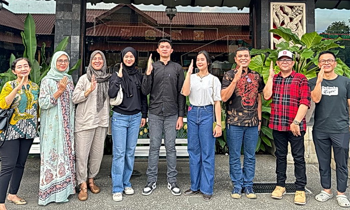 Merayakan Idul Fitri 1445 H, tiga anggota Pasukan Pengibar Bendera Pusaka (Paskibraka) Nasional 2023 bersama keluarga, menggelar reuni