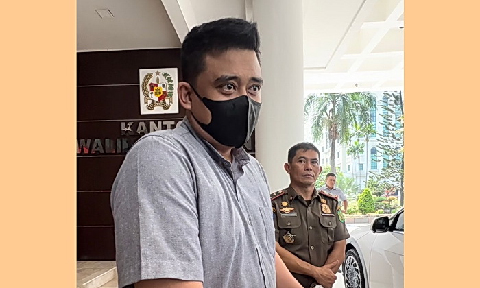 Permohonan maaf disampaikan Wali Kota Medan Bobby Nasution kepada seluruh masyarakat Kota Medan menyusul adanya sejumlah kelurahan yang dikeluhkan menaikkan harga bahan kebutuhan pokok di pasar murah.