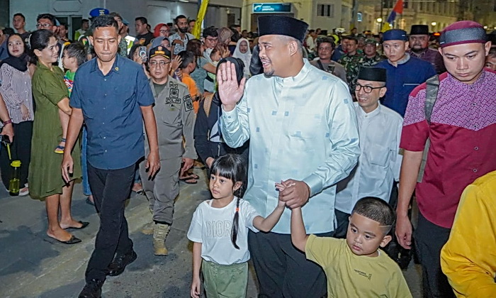 Wali Kota Medan Bobby Nasution bersama Pj Gubernur Sumut Hasanuddin melepas pawai kendaraan hias guna menyambut datangnya 1 Syawal 1445 H sebagai malam penuh kemenangan setelah sebulan penuh berpuasa.