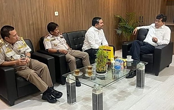 Bupati Pakpak Bharat Franc Bernhard Tumanggor bertemu Kepala Badan Karantina Indonesia Dr Sahat Manaor Panggabean, di Kantor Badan Karantina Indonesia, Jakarta, Senin (13/5/2024).