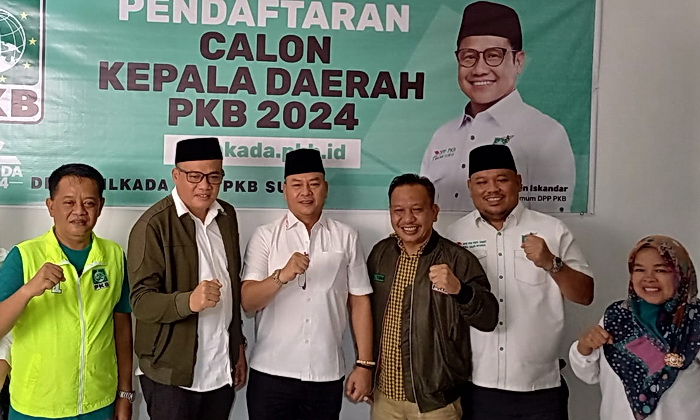 Mantan Bupati Tapanuli Utara (Taput), Nikson Nababan, menyerahkan formulir pendaftaran bakal calon Gubernur Sumatera Utara ke Kantor DPW PKB Sumut Jalan Walikota, Kota Medan, Senin siang (6/5/2024).