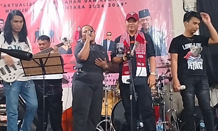 Dr Nikson Nababan bersilaturahmi kepada pemuda dan mahasiswa asal Sumatera Utara di Warung Kopi Arih Ersada Cililitan Jakarta Timur, Minggu (26/5/2024).