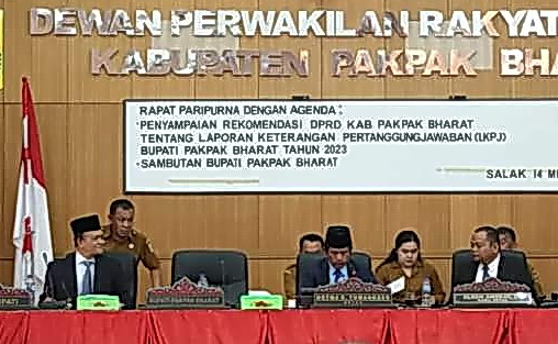 Wakil Bupati Pakpak Bharat H Mutsyuhito Solin Dr MPd, Selasa (14/5/2024), menghadir Sidang Paripurna DPRD mengagendakan Penyampaian Rekomendasi DPRD Tentang LKPj Bupati Pakpak Bharat TA 2023