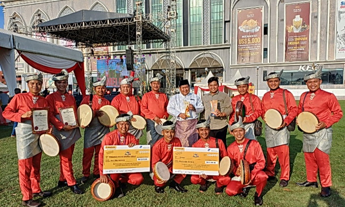 Tim Rebana LASQI Labuhanbatu Utara (Labura) mewakili Dunia Melayu Dunia Islam (DMDI Indonesia berhasil menjadi juara 1 dan menjadi tim terbaik pada pertandingan Kompang Antarbangsa di Melaka Malaysia yang berlangsung dari Jumat (21/6/2024) sampai Minggu (23/6/2024).