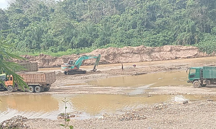 Aktifitas kegiatan galian C ilegal yang beroperasi di Kelurahan Tapus dan Desa Lancat Kecamatan Linggabayu disinyalir kebal hukum dan dibekingi oleh oknum.