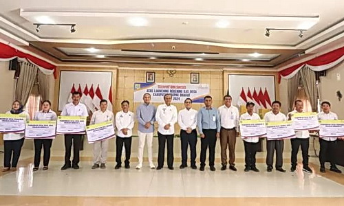 Wakil Bupati Pakpak Bharat H Mutsyuhito Solin Dr MPd Bersama Kepala Kantor Cabang Bank Sumut Sidikalang Edy Primsa Brahmana, melaunching Rekening Kas Desa Pada Bank Sumut Tahun 2024