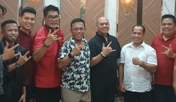 Politisi PDIP Masinton Pasaribu menyampaikan rasa terima kasihnya atas kunjungan para pemuda dan warga perantau Kota Medan di kediamannya, kawasan Cibubur, Jakarta Timur, Minggu (16/62024).