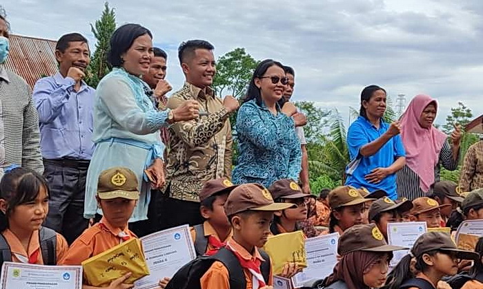 Pj Kepala Desa Kuta Dame Hendri RP Limbong SST bersama Pj Ketua PKK Desa Kuta Dame Susan Hendri Limbong, memberikan apresiasi berupa hadiah juara 1, 2, dan 3, bagi para pelajar di Desa Kuta Dame
