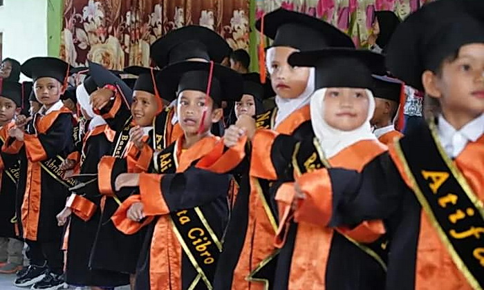 Bupati Franc Bernhard Tumanggor bersama istri, Juniatry Franc Bernhard Tumanggor yang juga Bunda PAUD Pakpak Bharat menghadiri pelepasan siswa-siswi empat PAUD di Kecamatan Sitellu Tali Urang Jehe, Kamis (20/6/2024).