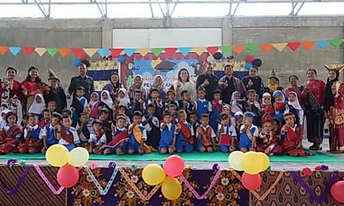 Bupati Pakpak Bharat Franc Bernhard Tumanggor bersama istri, Juniatry Franc Bernhard Tumanggor, menghadiri Pelepasan dan Perpisahan TK Negeri Pembina Kerajaan di Balai GKPPD Kerajaan, Kamis (20/6/2024).