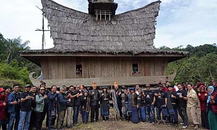 Bupati Pakpak Bharat Franc Bernhard Tumanggor Bernhard Tumanggor menghadiri acara adat 'Mndomi Sapo Jojong Sipitu Marga Solin'