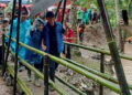 Ada satu momen romantis saat kegiatan 'kick off' Hari Kesetiakawanan Sosial Nasional (HKSN) 2024 di Taman Firdaus Desa Talaga Kecamatan Mancak, Kabupaten Serang, Banten, Senin (16/12/2024).