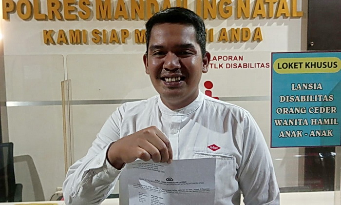 Merasa menjadi korban penipuan dan penggelapan, Zulfadli Lubis warga Dalan Lidang Panyabungan, melaporkan B warga Desa Hutanamale Kecamatan Puncak Sorik Marapi (PSM) ke Polres Mandailing Natal (Madina), Senin (30/12/2024).