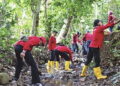 Kepala Desa (Kades) Talaga Embay Solihin, bersama tokoh dan masyarakat Kampung Saung, Selasa (31/12/2024), menggelar pengajian dan doa bersama di tepi Sungai Taman Firdaus di Kampung Saung Desa Talaga Kecamatan Mancak, Kabupaten Serang.