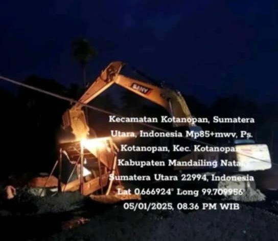 Aktifitas Pertambangan Emas Tanpa Izin (PETI) dengan alat berat ekskavator yang dampaknya sangat besar merusak lingkungan, khususnya tepian DAS Aek Kapesong, Jambur Tarutung, dan Lapangan Manja Kotanopan semakin menggila.