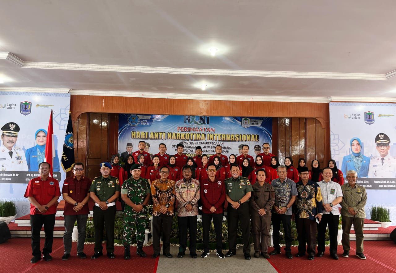 Tengah Kepala BNNK Binjai Ucok Fery Sembiring SH,. MH, bersama Walikota Binjai Amir Hamzah serta para tamu undangan HANI tahun 2025, saat diabadikan. (img)