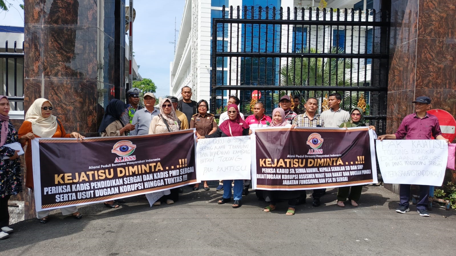 Puluhan massa yang tergabung dalam Aliansi Peduli Bersama Masyarakat Indonesia (ALISSS) mendesak Pejabat di Kejaksaan Tinggi. (img)
