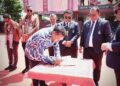Franc Bernhard Tumanggor menandatangani Nota Kesepakatan bersama Yayasan Tunas Bangsa Soposurung.(img)(*)