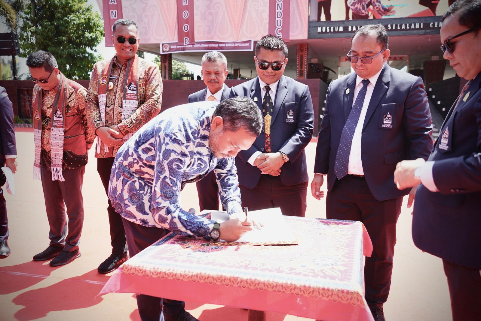 Franc Bernhard Tumanggor menandatangani Nota Kesepakatan bersama Yayasan Tunas Bangsa Soposurung.(img)(*)