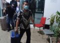 4 Koper Dibawa KPK Keluar dari Kantor Dinas PUPR Madina