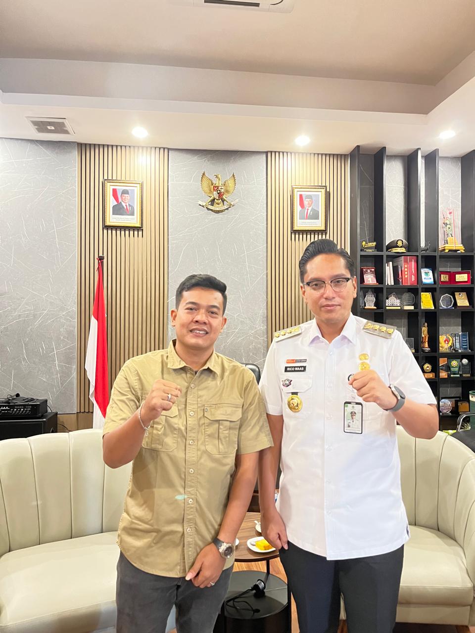 Ketua Harian Kawan Bang Riko (KBR), Bangkit Sanjaya bersama Wali Kota Medan Rico Waas. (img)