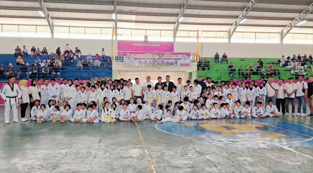 Tengah Kepala BNN Kota Binjai Ucok Fery Sembiring bersama jajajaran diabadikan saat mengikuti Pembukaan Ujian Kenaikan Tingkat Taekwondo Tahun 2025. (/Ist)