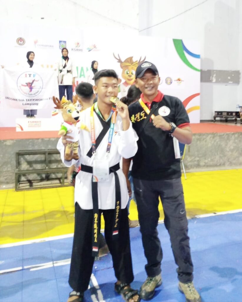 Atlet ITFun Sumut, Idzi Fajrul Effendi (tengah), menyabet medali emas dalam FORNAS 2025. Idzi juga masuk final kategori All Round Breaking, yang menempatkannya di peringkat keempat nasional.(img)