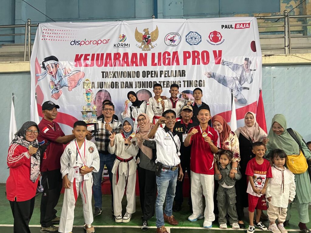 Dojang Putera Bahari Serdang Bedagai binaan Paul Baja M Siahaan meraih Juara Umum 2 dalam Kejuaraan Liga Pro V Taekwondo Open Pelajar Pra Junior dan Junior di GOR Marah Halim, Sabtu (23/8/2025).