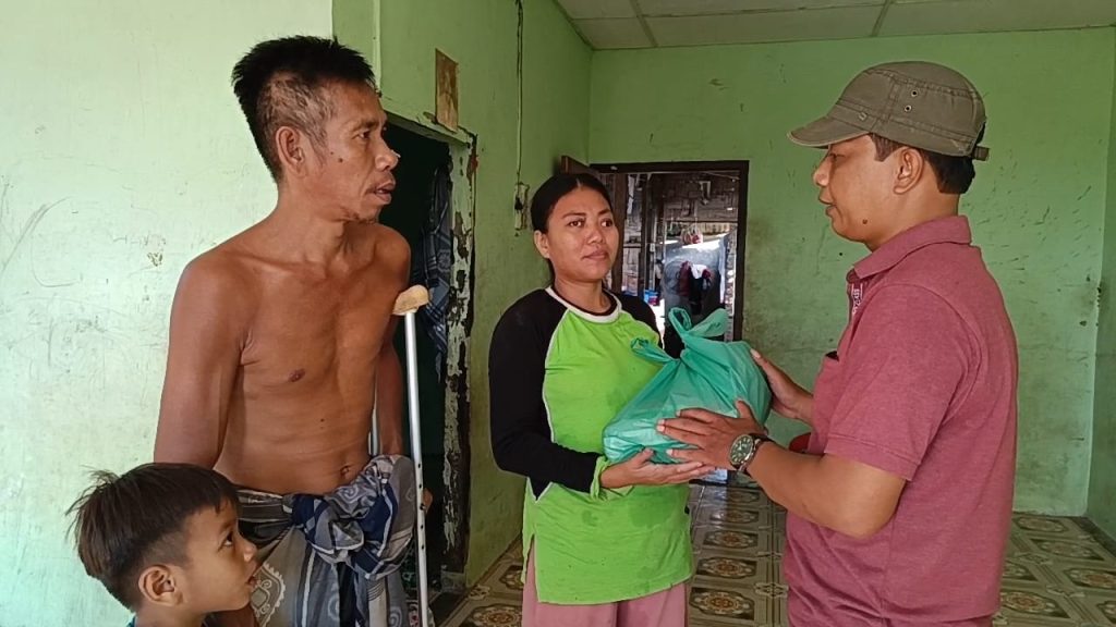 Teks foto : Ketua SMSI Sergai Zuhari serahkan bantuan Sembako kepada Misran dan Sri Waningsih, keluarga miskin di Dusun I Penjemuran Desa Silau Rakyat, Kec. Sei Rampah, Jum'at (19/9/2025)