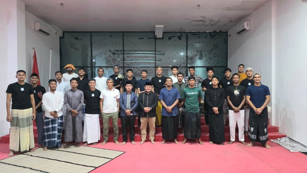 Pelatih Kiper PSMS Medan, Hendro Kartiko (pakaian putih) mengikuti doa dan zikir bersama para skuat sebelum bertanding melawan Sumsel United.