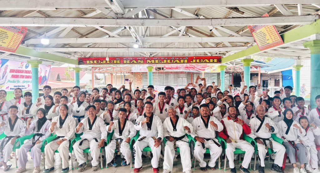 Ketua ITFun Sumut Defriansyah Manik, jajaran pengurus Pengwil Karo, para sabeum dan peserta diabadikan di sela-sela UKT Geup di Dusun LMD, Karo pada Sabtu (28/9/2025).