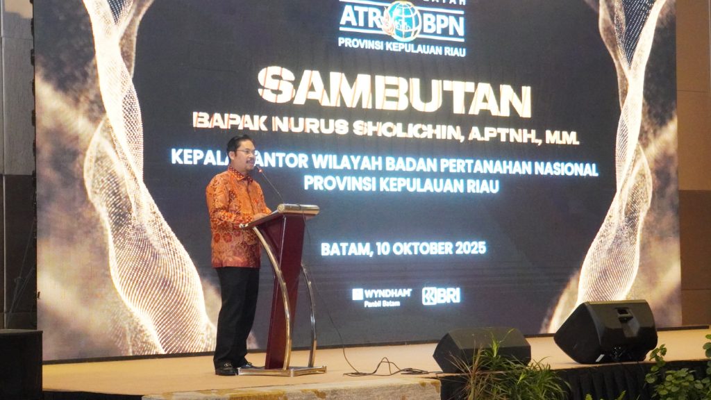 SAMBUTAN-Kepala Kantor Wilayah (Kakanwil) BPN Provinsi Kepulauan Riau, Nurus Sholichin saat memberikan Sambutan acara dalam rangka memperingati Hari Agraria dan Tata Ruang Tahun 2025 selama di Wyndham Panbil Batam. (Foto Humas).
