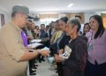 Doakan Masyarakat Terdampak Dapat Pulih, Bupati Taput Serahkan Bantuan Jadup Kemensos untuk 434 KK