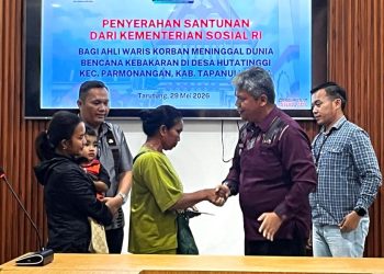 Pemkab Tapanuli Utara Serahkan Santunan Korban Kebakaran Hutatinggi