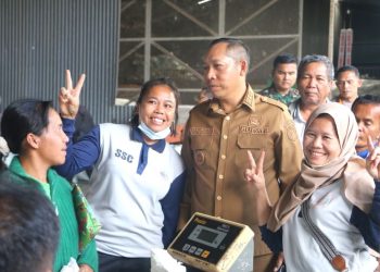 Dukung Industri Kopi Lokal, Bupati Taput Sapa Karyawan dan Petani di Siborongborong
