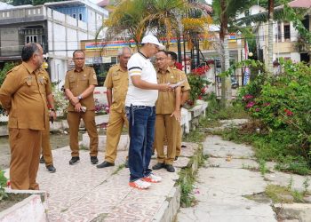 Bupati Taput Tinjau Kondisi Taman Kota dan Tanggul Aek Sigeaon Tarutung