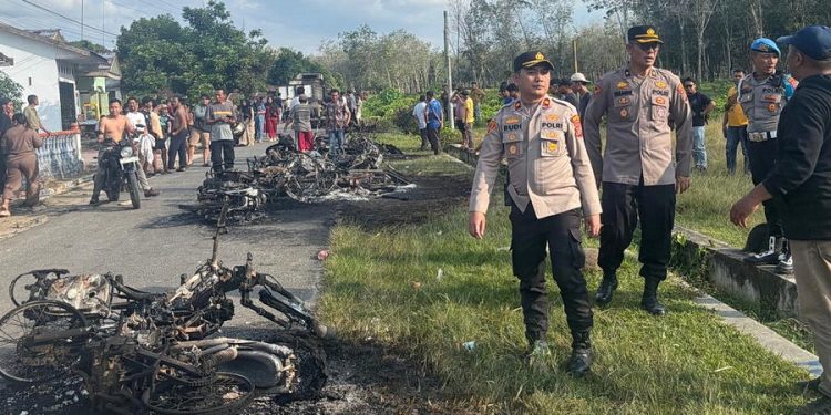 Polres Tebingtinggi Amankan Konflik Pembersihan Lahan PT Bridgestone di Sipispis, Sejumlah Kendaraan Terbakar