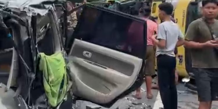 Diduga Rem Blong, Truk ‘Hajar’ 4 Mobil, 1 Tewas