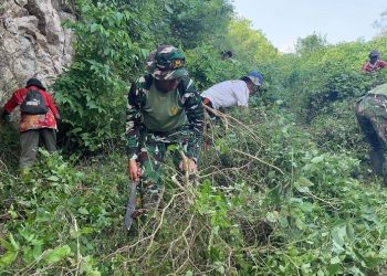 Yonif TP 951/Pandeka Marapi Gotong Royong Bersama Warga di Nagari Simawang