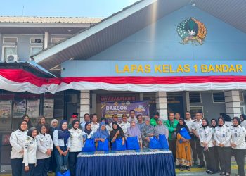 Semarakkan Kemerdekaan, Lembaga Pemasyarakatan Kelas 1 Bandar Lampung Bersama Kepala Kantor Wilayah Bagikan Sembako Kepada Masyarakat dan Keluarga Warga Binaan