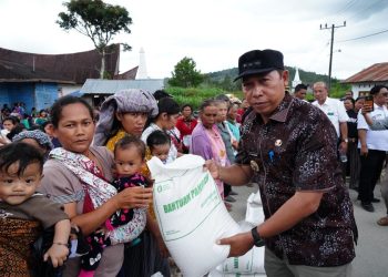 Dorong Perlinsos Digital, Bupati Taput Salurkan Bantuan Pangan ke Ribuan Keluarga di Sipoholon