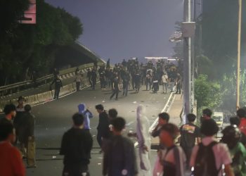 Demo 27 Agustus Berakhir Bentrok, Massa Serang Aparat