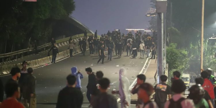 Demo 27 Agustus Berakhir Bentrok, Massa Serang Aparat