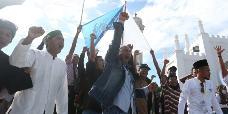 Hari Damai Aceh Berujung Ricuh, Massa dan Aparat Bentrok Soal Bendera Bulan Bintang