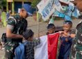 Semarak HUT ke-81 RI, Yonif TP 951/Pandeka Marapi Bagikan Bendera Merah Putih