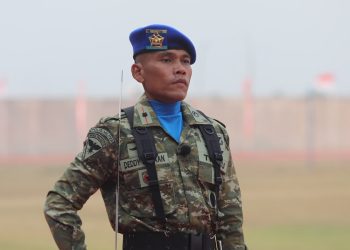 Mayor POM Deddy Siahaan Pimpin Upacara Penurunan Bendera HUT RI di Ujung Timur Indonesia
