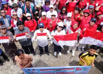 Pupuk Nasionalisme, Pemkab Taput Bagikan 1.814 Bendera Merah Putih di Siborongborong