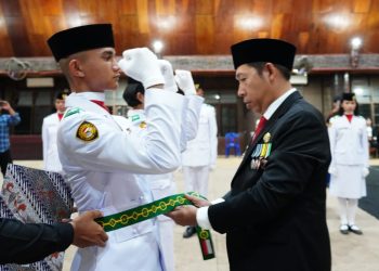 Kukuhkan 17 Anggota Paskibraka, Bupati Taput Dorong Pembentukan Karakter Generasi Muda