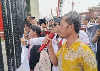 Di Gerbang Polda Sumut, Orangtua Boy Simamora Minta Keadilan Atas Kematian Anaknya