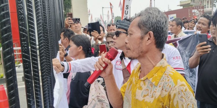 Di Gerbang Polda Sumut, Orangtua Boy Simamora Minta Keadilan Atas Kematian Anaknya